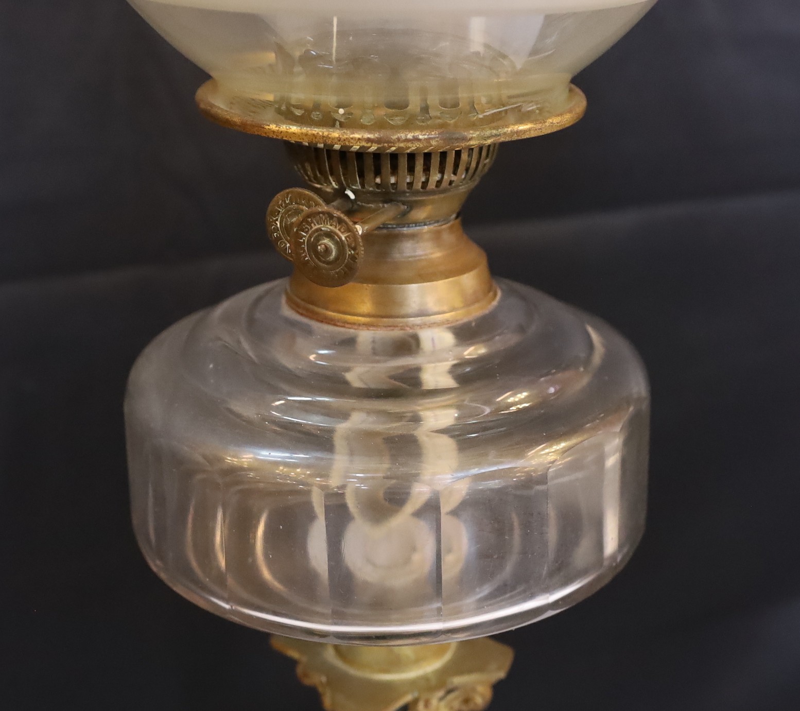 An Edwardian brass Corinthian column oil lamp with glass reservoir and etched glass shade, height overall 80cm